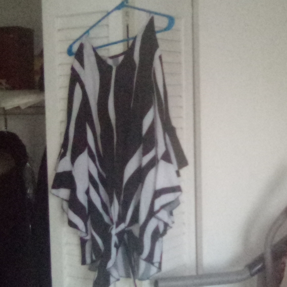Black and white zebra print top with tie. NvrWrn - Picture 4 of 4